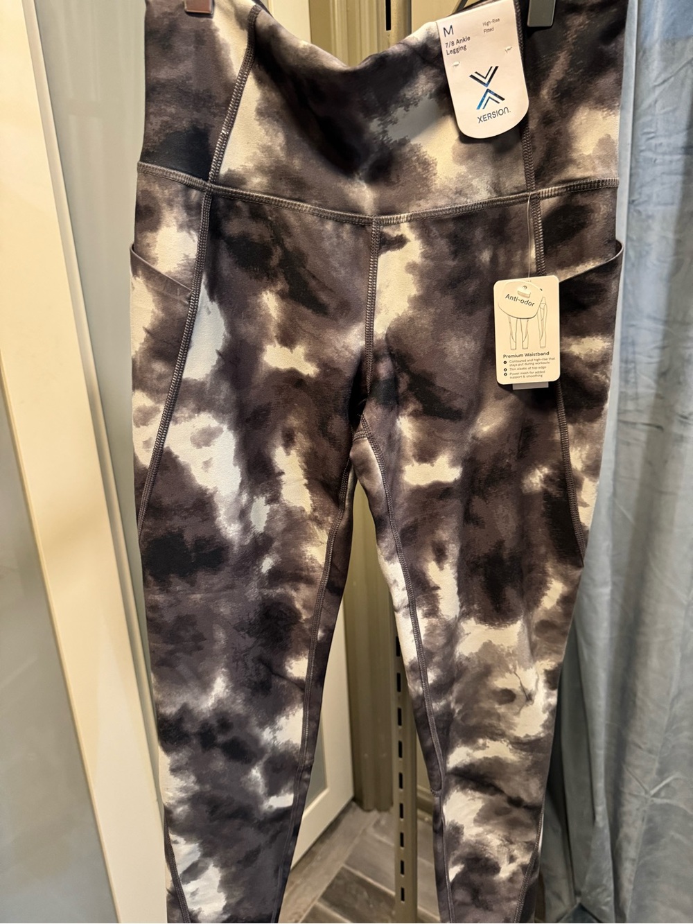Xersion Black & White Cloud Tie-Dye Leggings - Medium 7/8
